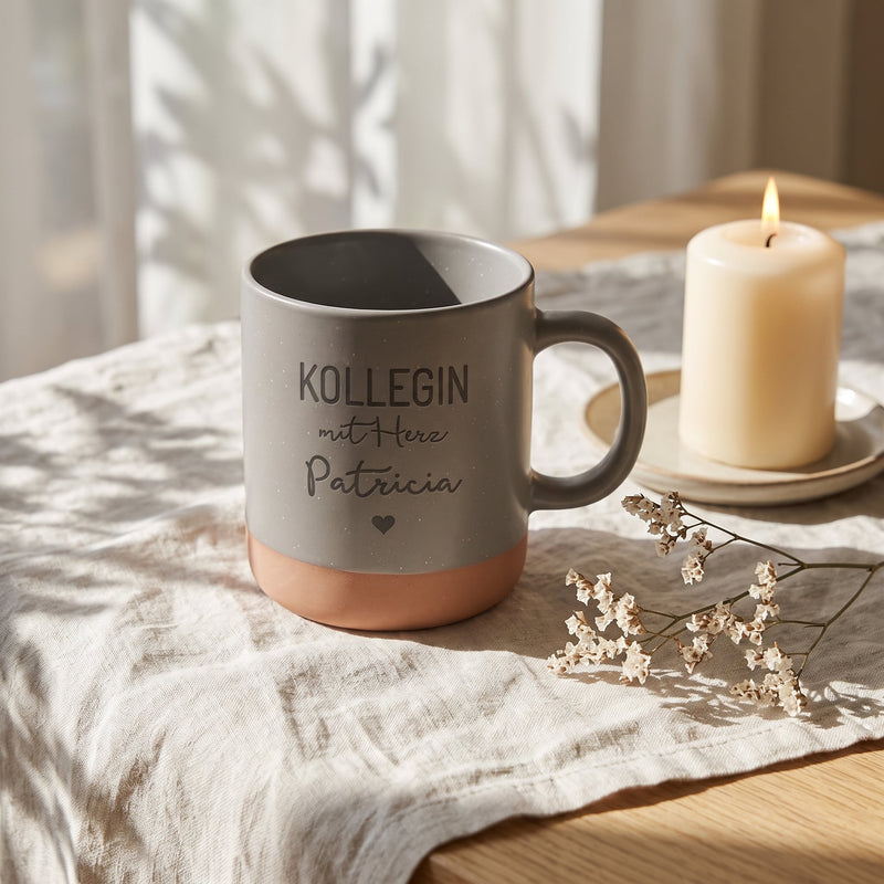 Tasse Kollegin mit Herz personalisiert mit Name in grau: kollegin, auf Leinen mit Kerze und Trockenblumen.