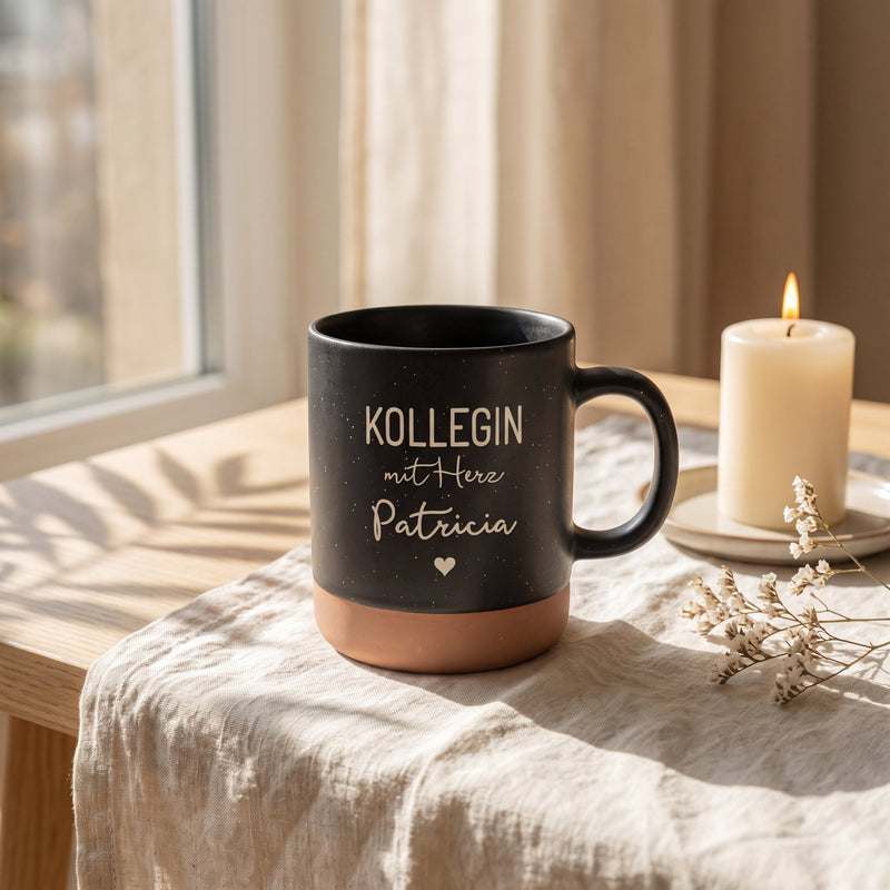 Tasse Kollegin mit Herz personalisiert mit Name in schwarz: kollegin, auf Leinen mit Kerze und Trockenblumen.