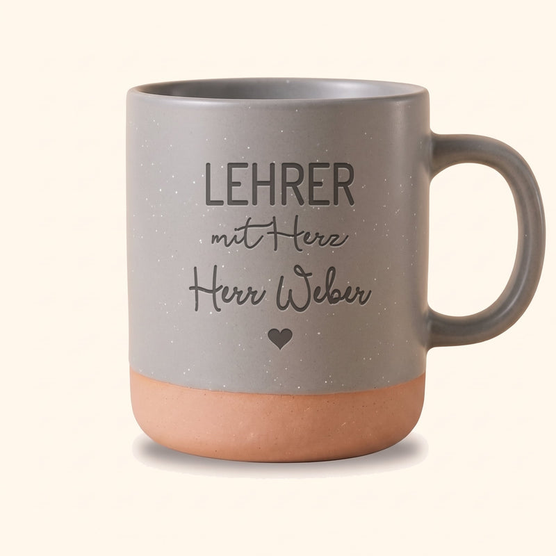 Tasse Lehrerin mit Herz personalisiert mit Name: Lehrer mit Herz auf Keramiktasse Grau, Beispiel mit Herr Weber.