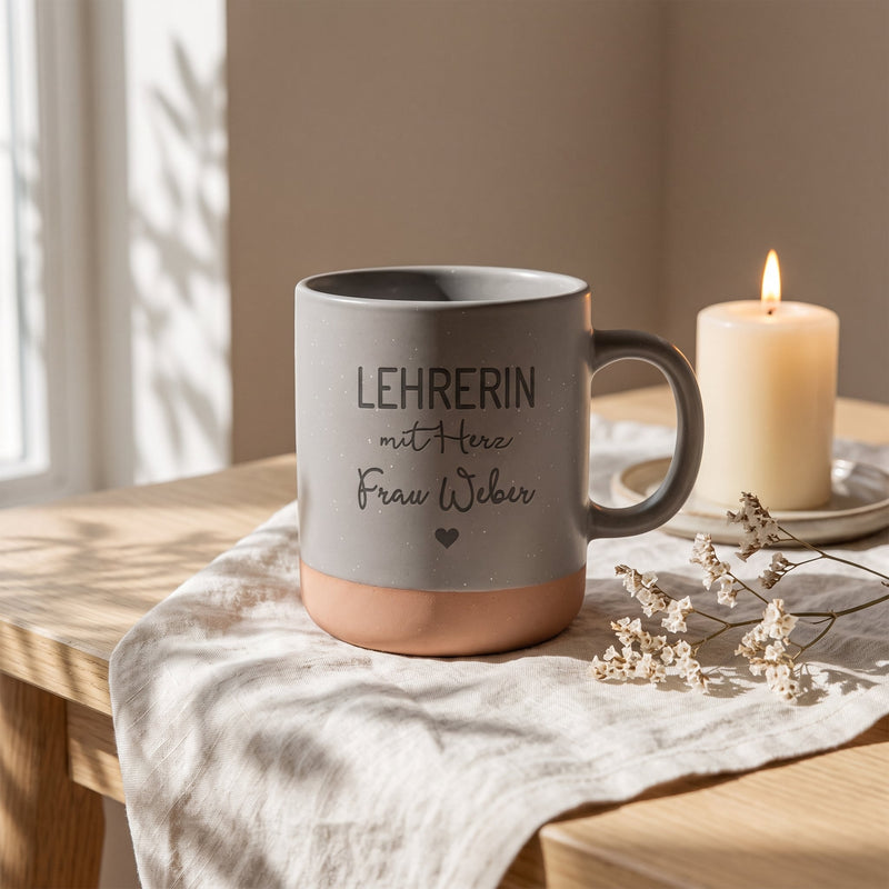 Tasse Lehrerin mit Herz personalisiert mit Name in grau: lehrerin, auf Leinen mit Kerze und Trockenblumen.