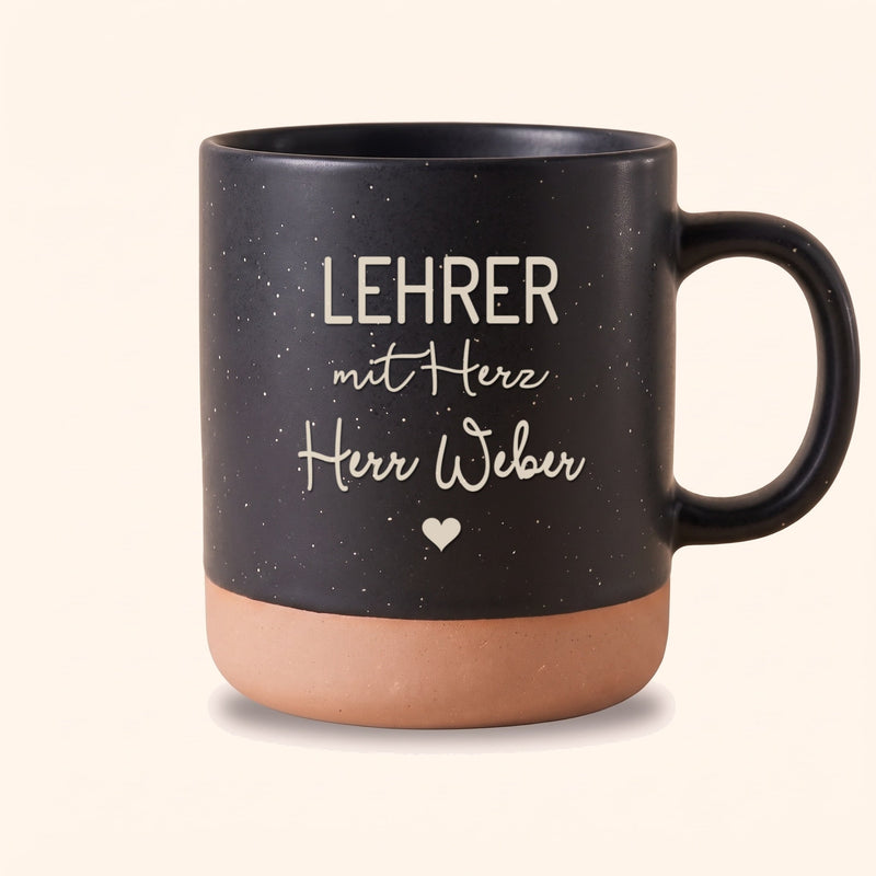 Tasse Lehrerin mit Herz personalisiert mit Name: Lehrer mit Herz auf Keramiktasse Schwarz, Beispiel mit Herr Weber.
