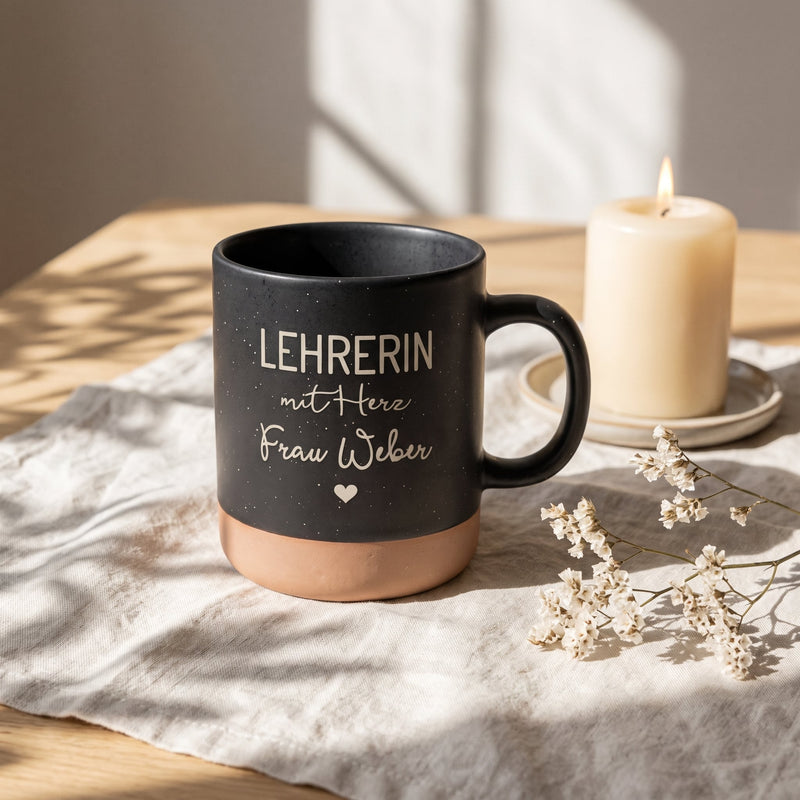 Tasse Lehrerin mit Herz personalisiert mit Name in schwarz: lehrerin, auf Leinen mit Kerze und Trockenblumen.