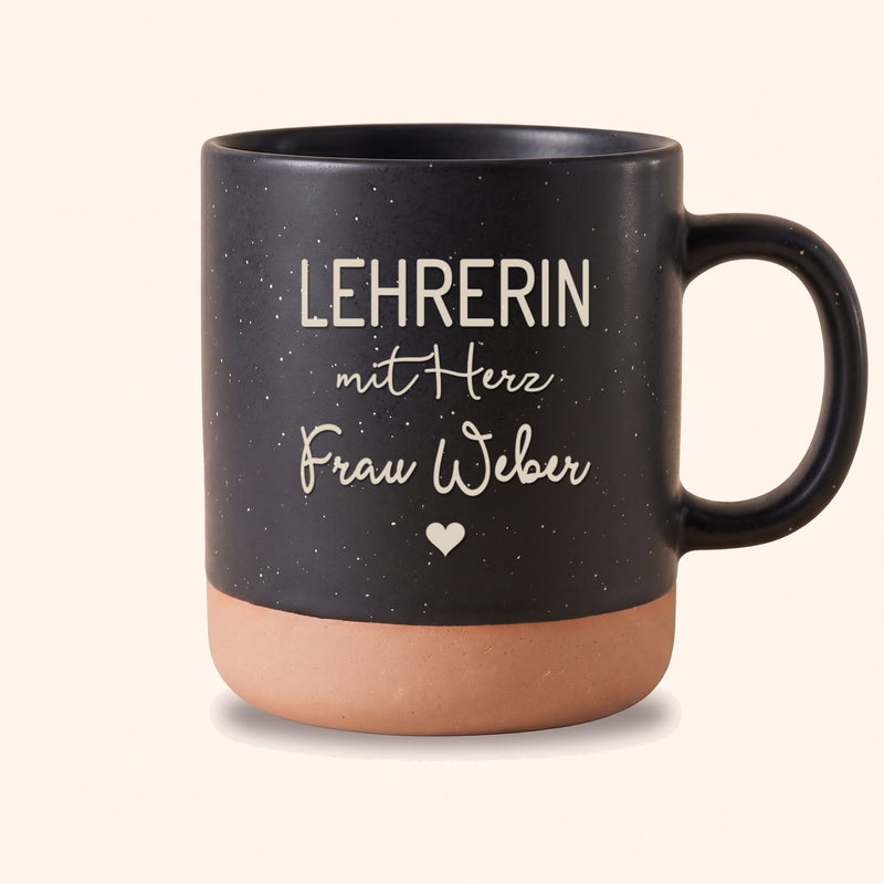 Tasse Lehrerin mit Herz personalisiert mit Name: Lehrerin mit Herz auf Keramiktasse Schwarz, Beispiel mit Frau Weber.