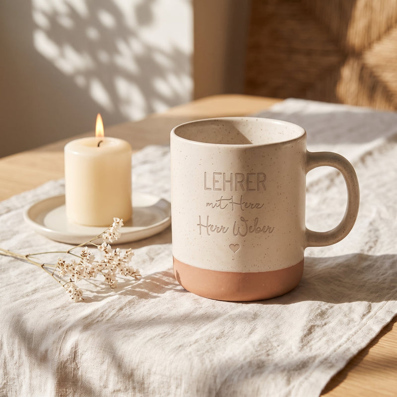 Steingut Tasse 360ml - Lehrerin in weiß: lehrer, auf Leinen mit Kerze und Trockenblumen.