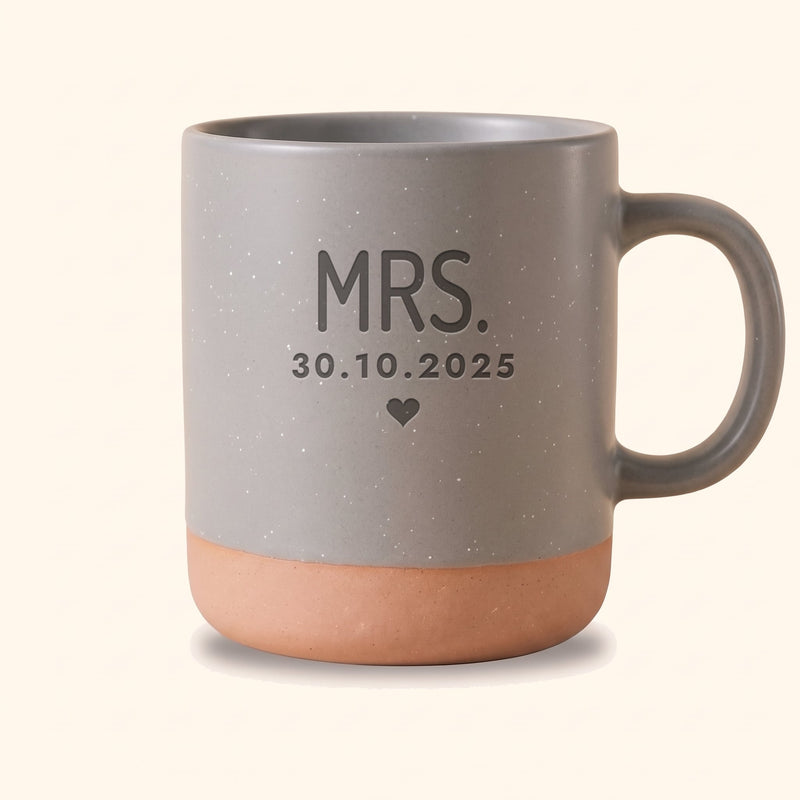 Mr & Mrs Tassen personalisiert mit Datum: Mrs. auf Keramiktasse Grau, Beispiel mit 30.10.2025.