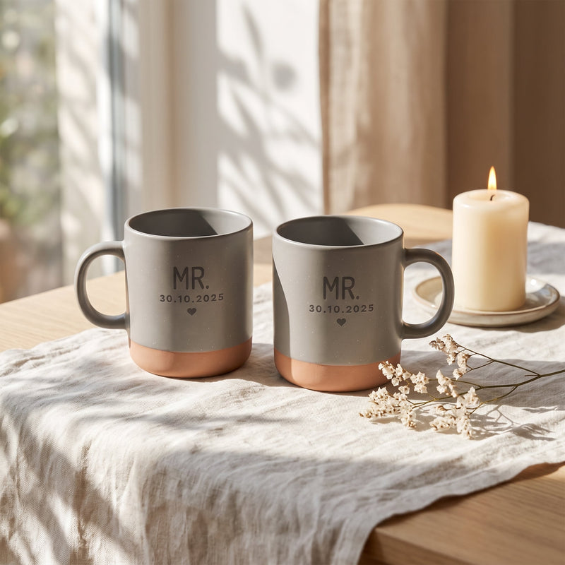 Mr & Mrs Tassen personalisiert mit Datum in grau: Set mr mr, auf Leinen mit Kerze und Trockenblumen.