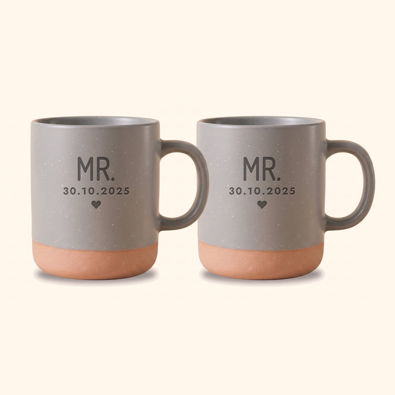 Mr & Mrs Tassen personalisiert mit Datum: Set Mr. & Mr. auf Keramiktasse Grau, Beispiel mit 30.10.2025.