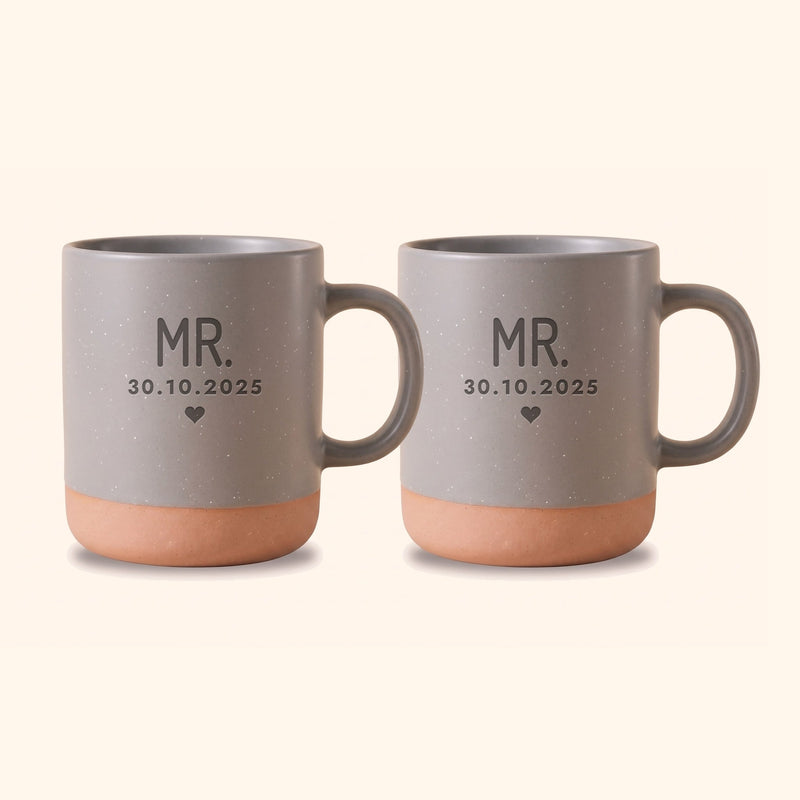 Mr & Mrs Tassen personalisiert mit Datum: Set Mr. & Mr. auf Keramiktasse Grau, Beispiel mit 30.10.2025.
