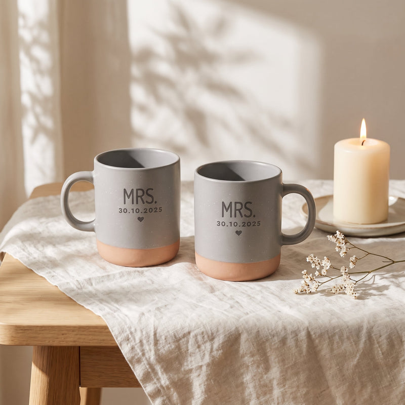 Mr & Mrs Tassen personalisiert mit Datum in grau: Set mrs mrs, auf Leinen mit Kerze und Trockenblumen.