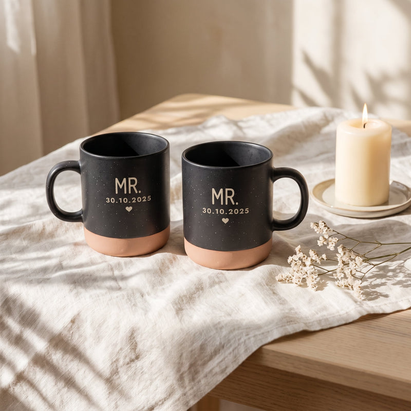 Mr & Mrs Tassen personalisiert mit Datum in schwarz: Set mr mr, auf Leinen mit Kerze und Trockenblumen.