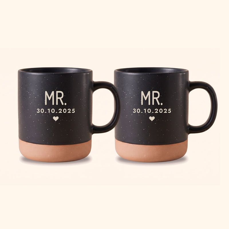 Mr & Mrs Tassen personalisiert mit Datum: Set Mr. & Mr. auf Keramiktasse Schwarz, Beispiel mit 30.10.2025.