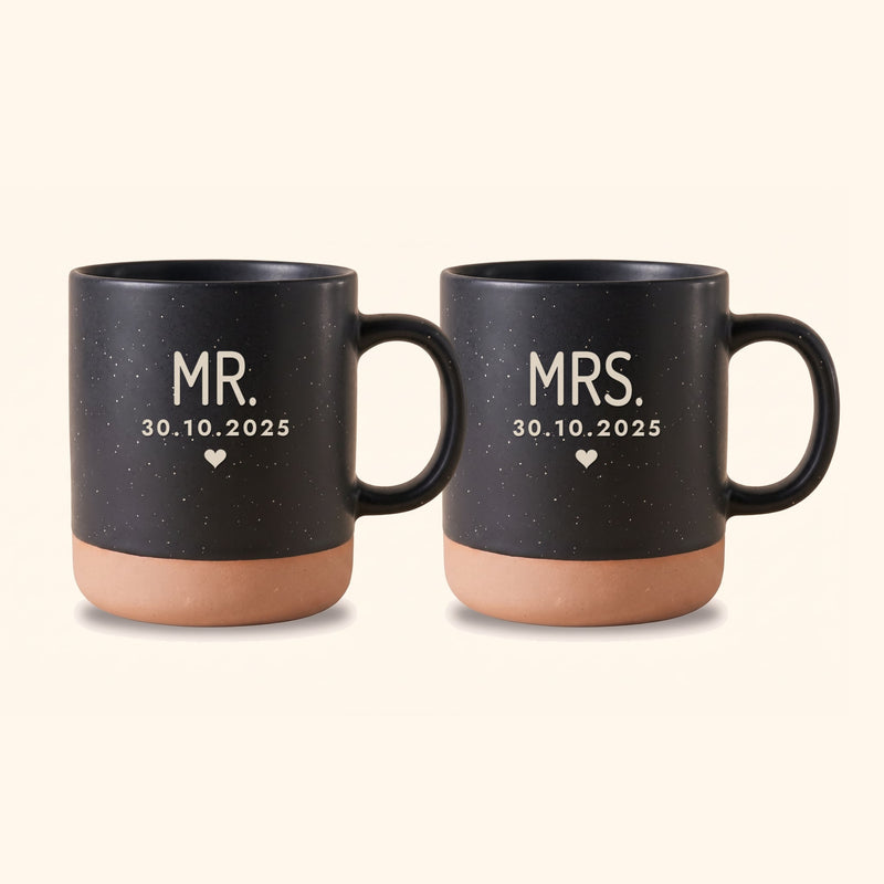 Mr & Mrs Tassen personalisiert mit Datum: Set Mr. & Mrs. auf Keramiktasse Schwarz, Beispiel mit 30.10.2025.