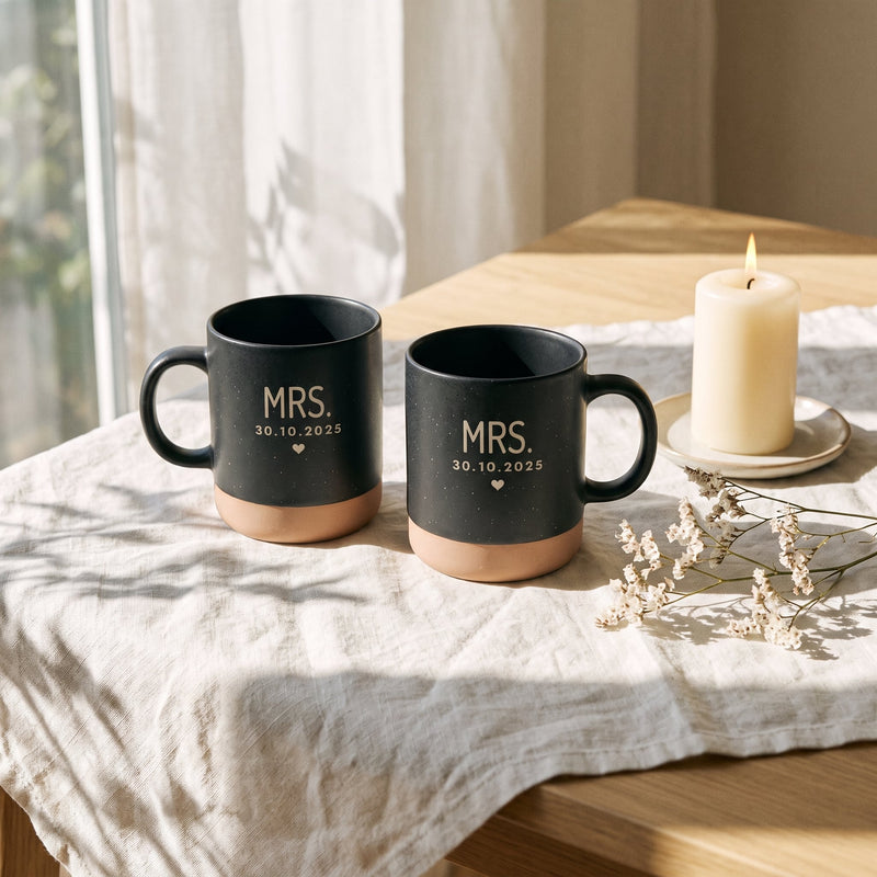 Mr & Mrs Tassen personalisiert mit Datum in schwarz: Set mrs mrs, auf Leinen mit Kerze und Trockenblumen.