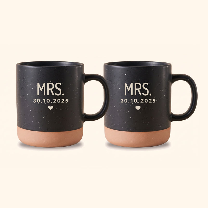 Mr & Mrs Tassen personalisiert mit Datum: Set Mrs. & Mrs. auf Keramiktasse Schwarz, Beispiel mit 30.10.2025.