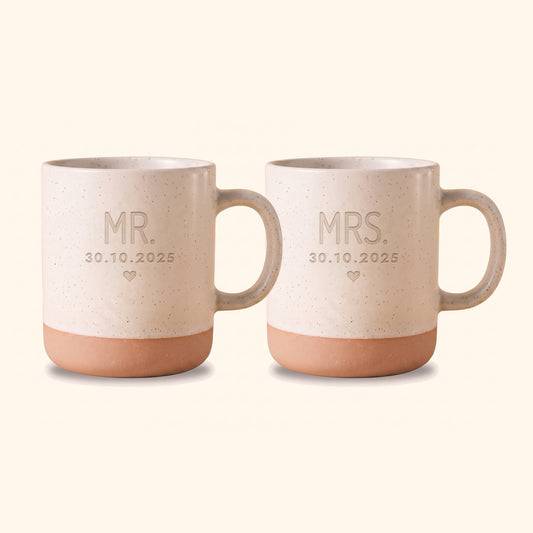 Mr & Mrs Tassen personalisiert mit Datum: Set Mr. & Mrs. auf Keramiktasse Weiß, Beispiel mit 30.10.2025.