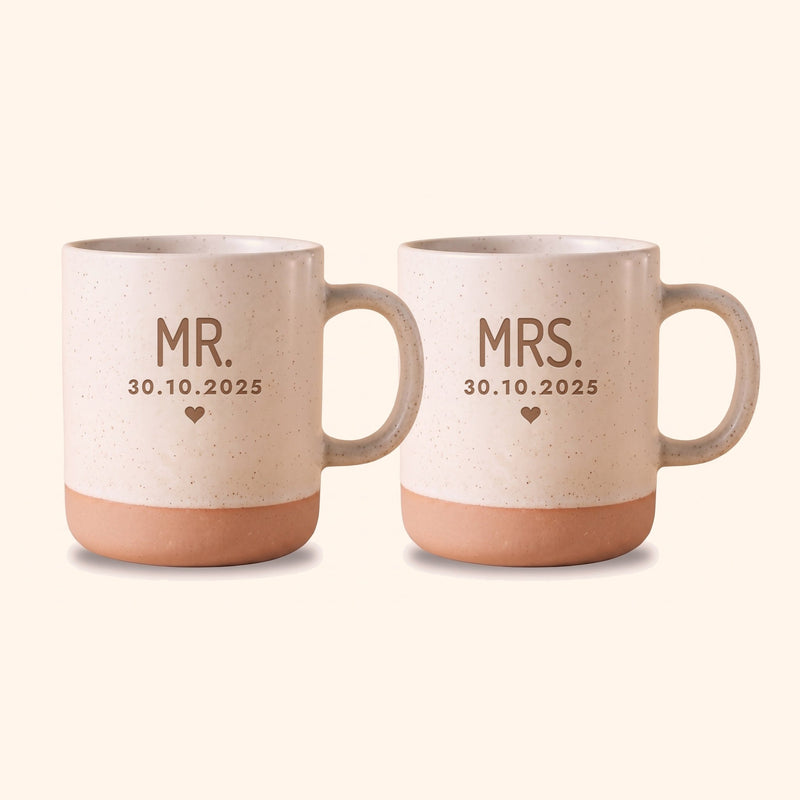 Mr & Mrs Tassen personalisiert mit Datum: Set Mr. & Mrs. auf Keramiktasse Weiß, Beispiel mit 30.10.2025.
