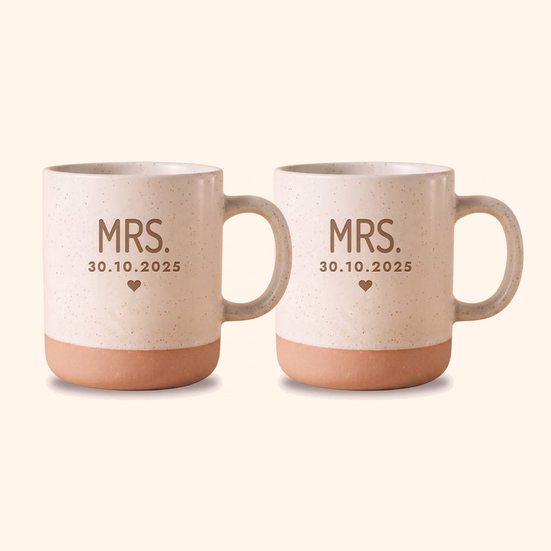 Mr & Mrs Tassen personalisiert mit Datum: Set Mrs. & Mrs. auf Keramiktasse Weiß, Beispiel mit 30.10.2025.