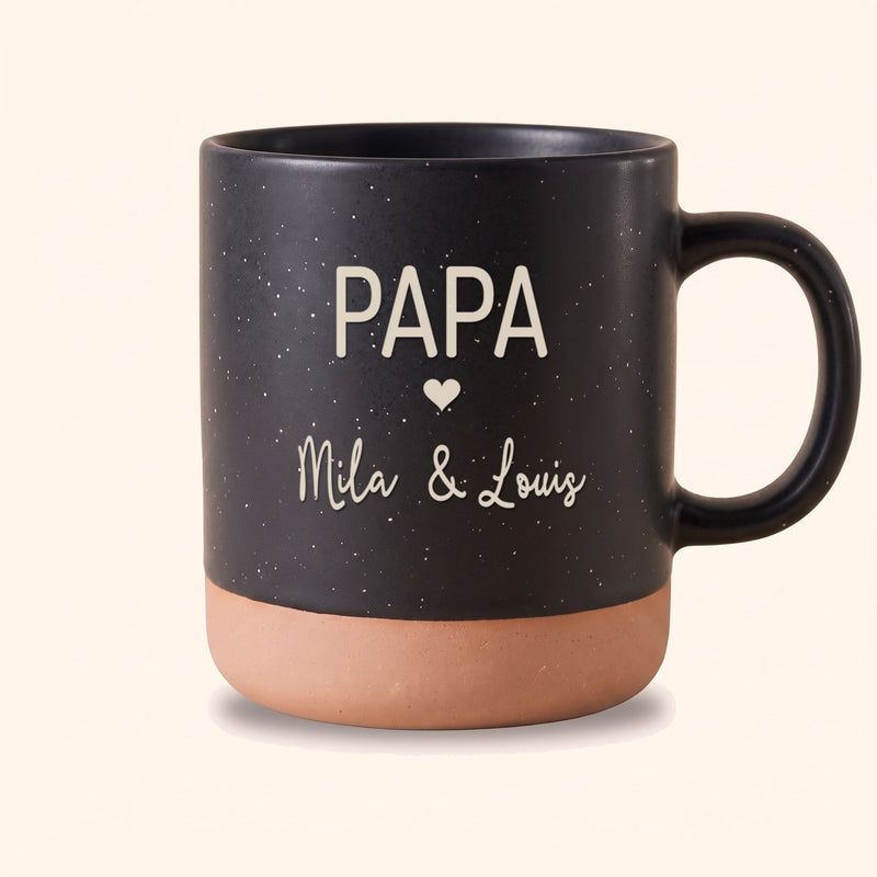 Tasse Papa personalisiert mit Kindernamen und Herz: Gravur auf Keramiktasse Schwarz, Beispiel mit Mila & Louis.