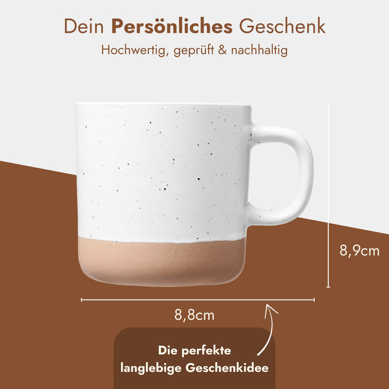 Personalisierbare Keramiktasse mit weiss-gesprenkelter Glasur und natuerlichem Tonboden als Geschenkidee.