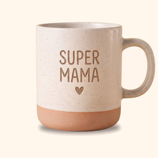 Keramik Tasse 360ml mit Gravur Super Mama und Herz, Henkel rechts, Packshot vor cremefarbenem Hintergrund