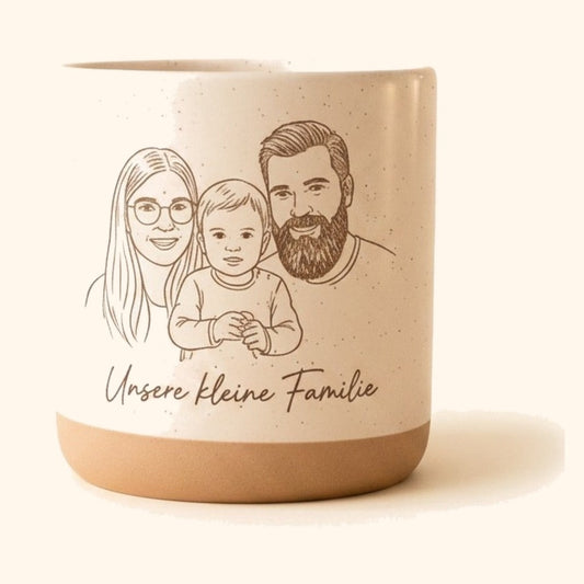 Keramik Tasse - 360ml vor cremefarbenem Hintergrund.