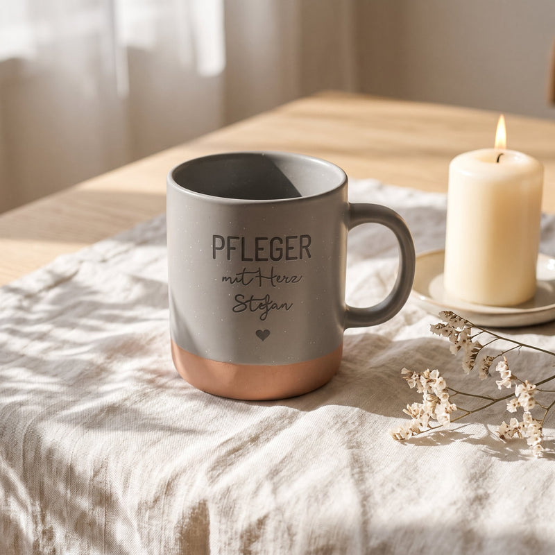 Steingut Tasse 360ml - Pflegerin in grau: pfleger, auf Leinen mit Kerze und Trockenblumen.