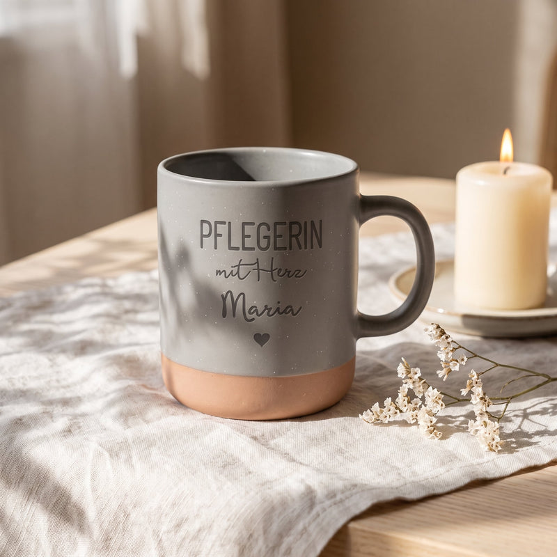 Steingut Tasse 360ml - Pflegerin in grau: pflegerin, auf Leinen mit Kerze und Trockenblumen.