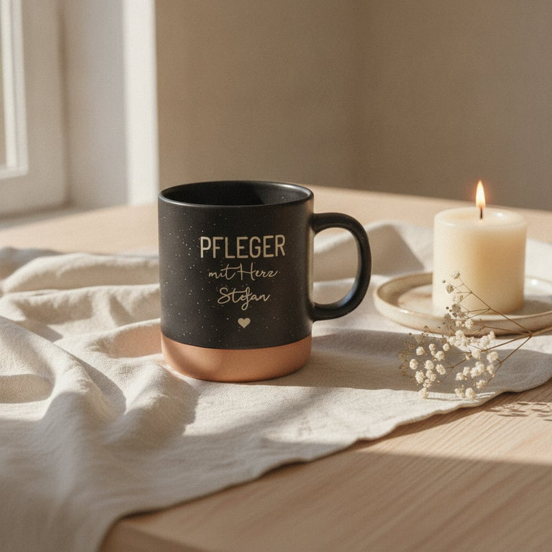 Steingut Tasse 360ml - Pflegerin in schwarz: pfleger, auf Leinen mit Kerze und Trockenblumen.