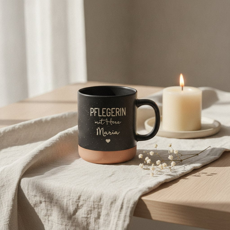 Steingut Tasse 360ml - Pflegerin in schwarz: pflegerin, auf Leinen mit Kerze und Trockenblumen.