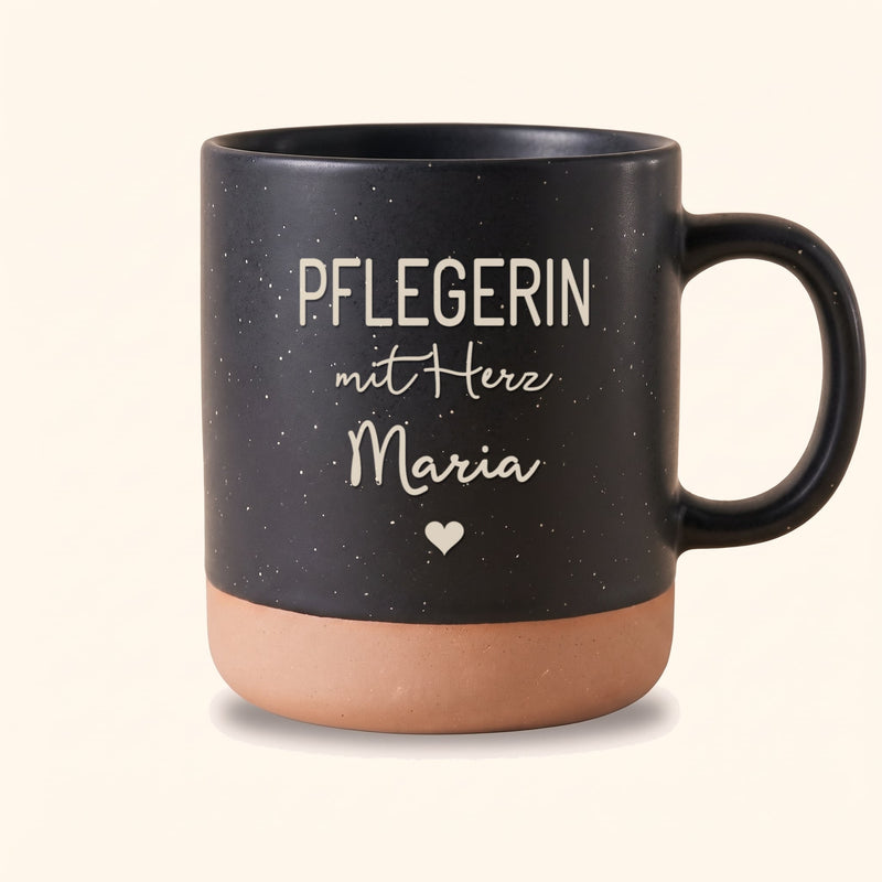 Steingut Tasse 360ml - Pflegerin: Pflegerin mit Herz auf Keramiktasse Schwarz, Beispiel mit Maria.