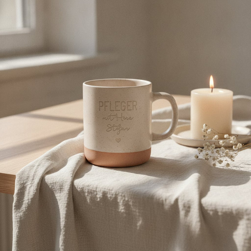 Steingut Tasse 360ml - Pflegerin in weiß: pfleger, auf Leinen mit Kerze und Trockenblumen.