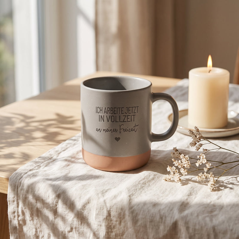 Tasse Ruhestand: Ich arbeite jetzt in Vollzeit an meiner Freizeit in grau: vollzeit freizeit, auf Leinen mit Kerze und Trockenblumen.