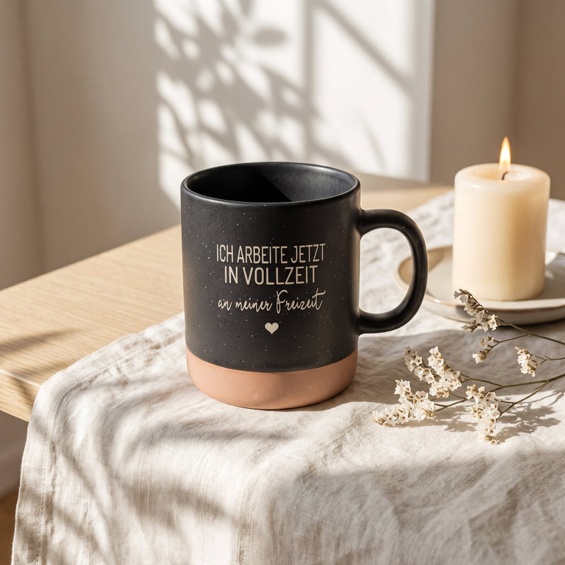 Tasse Ruhestand: Ich arbeite jetzt in Vollzeit an meiner Freizeit in schwarz: vollzeit freizeit, auf Leinen mit Kerze und Trockenblumen.