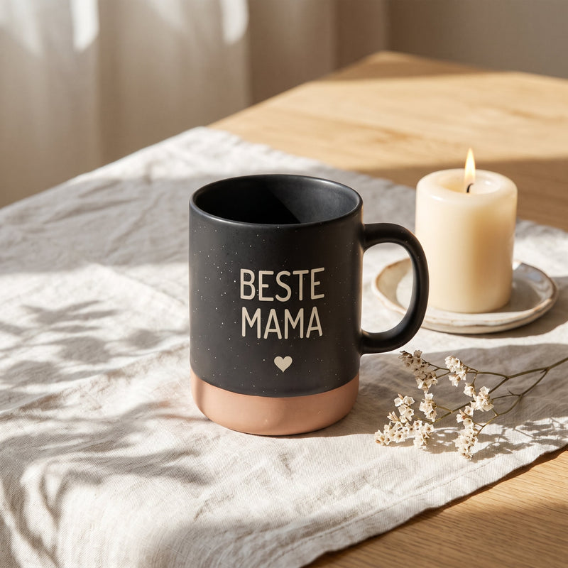 Keramik Tasse 360ml - Beste in schwarz: beste mama, auf Leinen mit Kerze und Trockenblumen.
