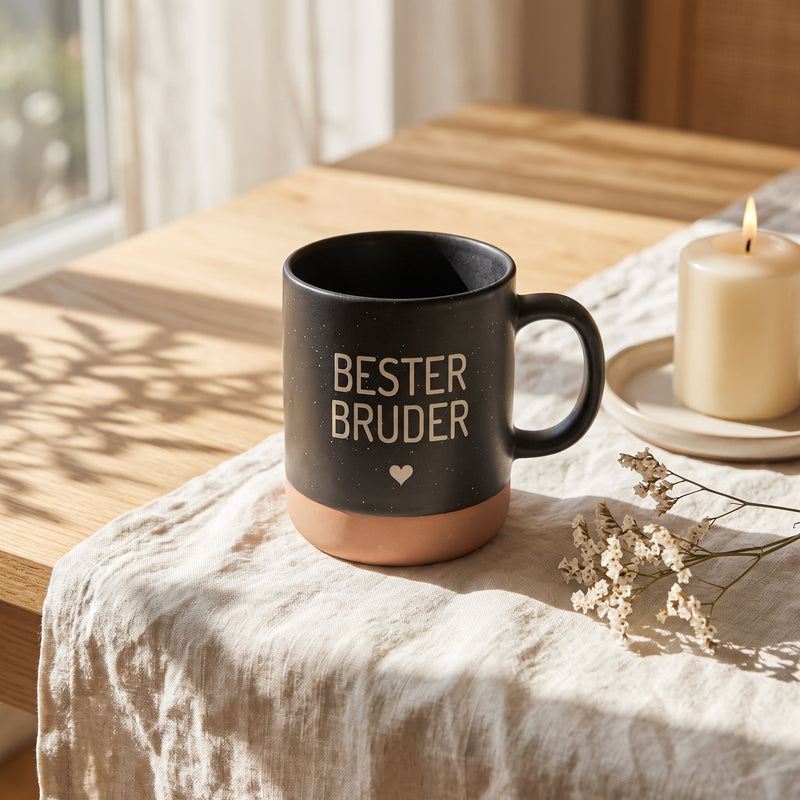 Keramik Tasse 360ml - Beste in schwarz: bester bruder, auf Leinen mit Kerze und Trockenblumen.