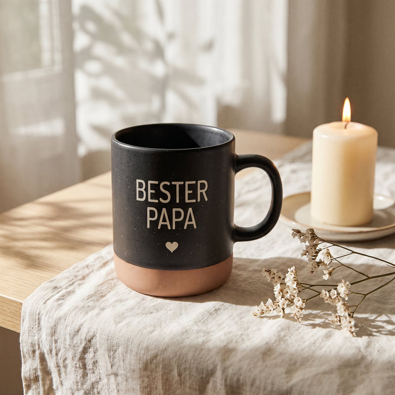 Keramik Tasse 360ml - Beste in schwarz: bester papa, auf Leinen mit Kerze und Trockenblumen.
