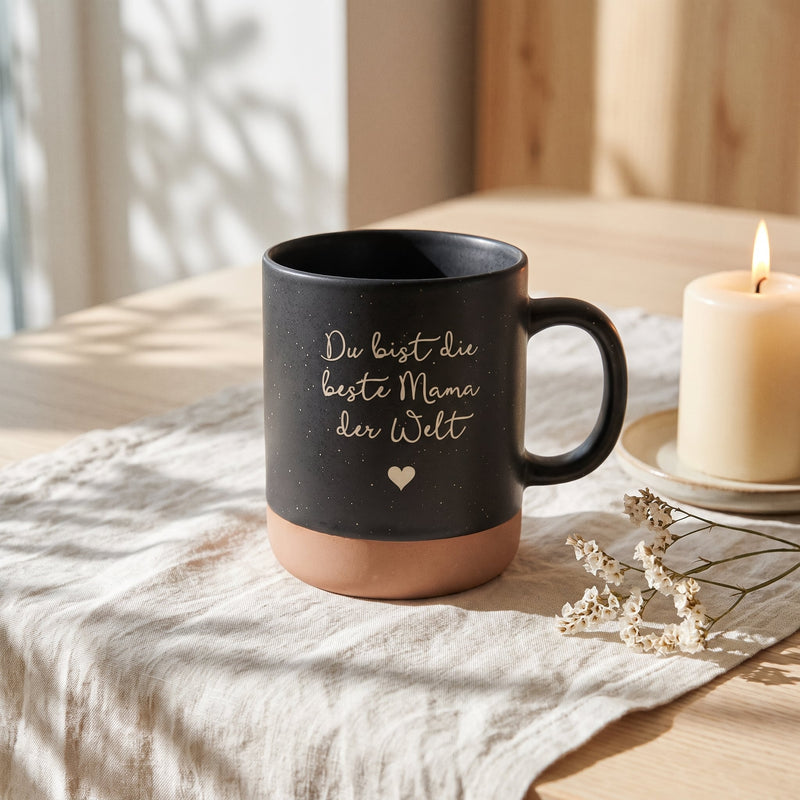 Keramik Tasse 360ml - Beste in schwarz: wunschtext, auf Leinen mit Kerze und Trockenblumen.