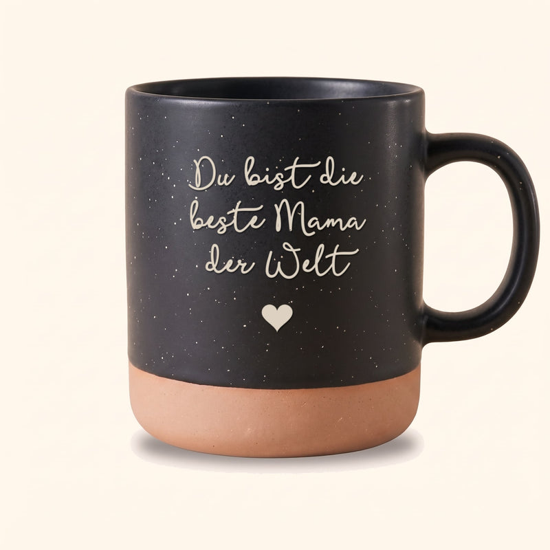 Keramik Tasse 360ml schwarz mit Wunschtext-Gravur „Du bist die beste Mama der Welt" und Herz (Beispiel für deinen Wunschtext)