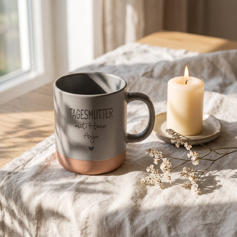 Steingut Tasse 360ml - Tagesmutter in grau: tagesmutter, auf Leinen mit Kerze und Trockenblumen.