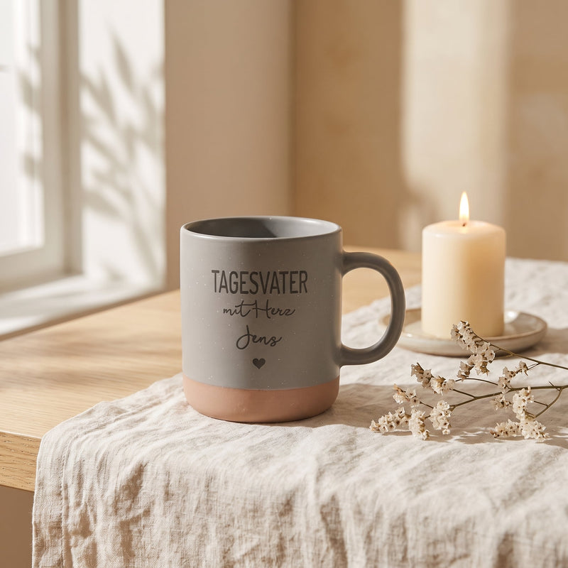 Steingut Tasse 360ml - Tagesmutter in grau: tagesvater, auf Leinen mit Kerze und Trockenblumen.