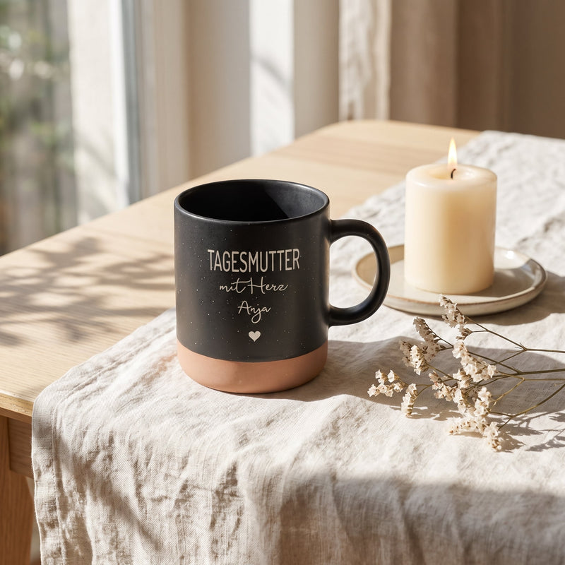 Steingut Tasse 360ml - Tagesmutter in schwarz: tagesmutter, auf Leinen mit Kerze und Trockenblumen.