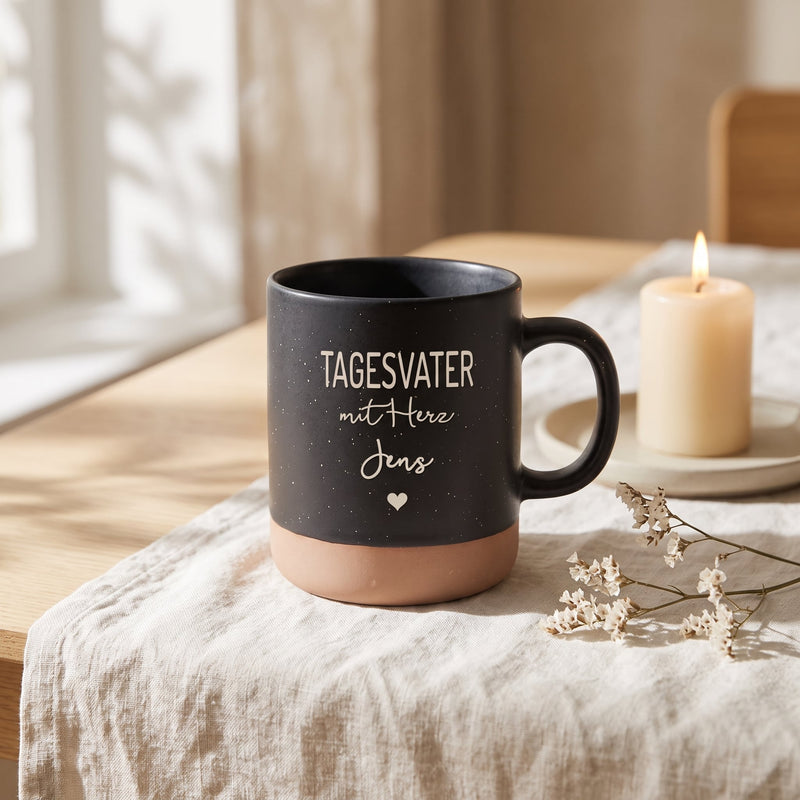 Steingut Tasse 360ml - Tagesmutter in schwarz: tagesvater, auf Leinen mit Kerze und Trockenblumen.