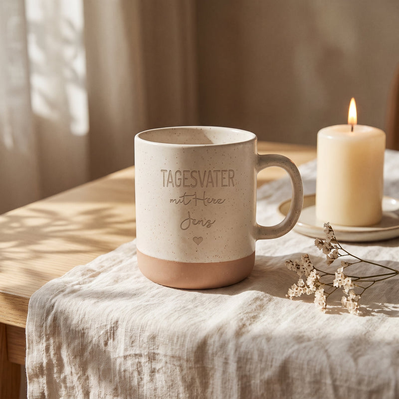 Steingut Tasse 360ml - Tagesmutter in weiß: tagesvater, auf Leinen mit Kerze und Trockenblumen.