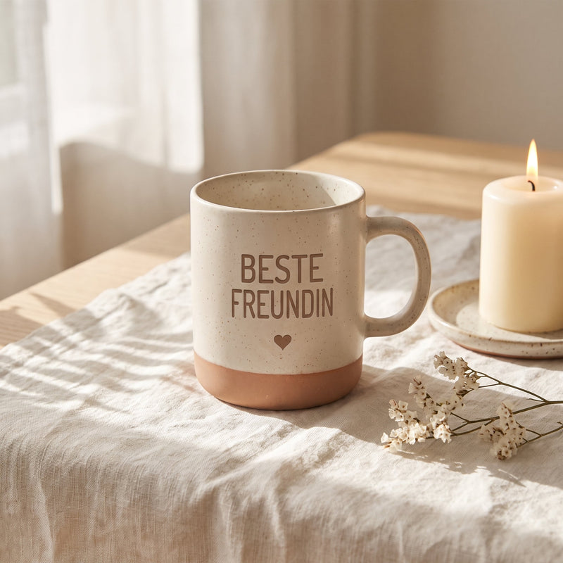 Keramik Tasse 360ml - Beste in weiß: beste freundin, auf Leinen mit Kerze und Trockenblumen.