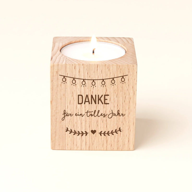 Teelichthalter aus Buchenholz mit Gravur „Danke für ein tolles Jahr“, Lichterkette und Lorbeerzweigen