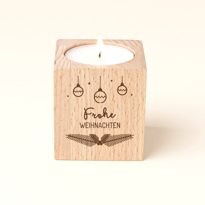 Teelichthalter aus Buchenholz mit Gravur „Frohe Weihnachten“, Christbaumkugeln und Tannengirlande