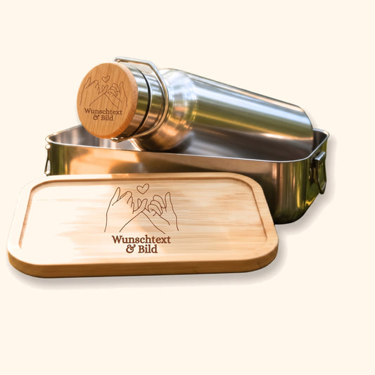 Personalisiertes Trinkflaschen- und Lunchbox-Set aus Edelstahl mit Bambusdeckel und individueller Wunschgravur im Wald. — vor cremefarbenem Hintergrund.