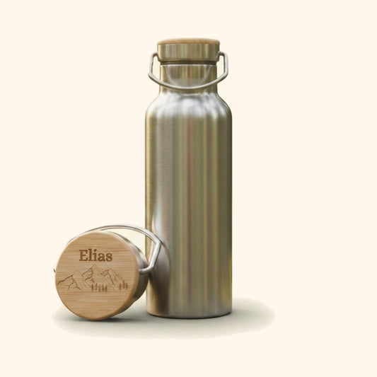 Trinkflasche Personalisiert aus Edelstahl 500ml vor cremefarbenem Hintergrund.