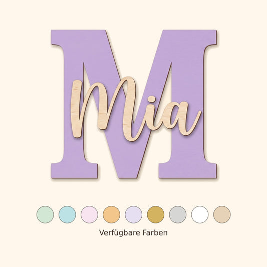Personalisiertes Türschild Elegant mit Buchstabe und Name aus Holz, verfügbare Farben, vor cremefarbenem Hintergrund.