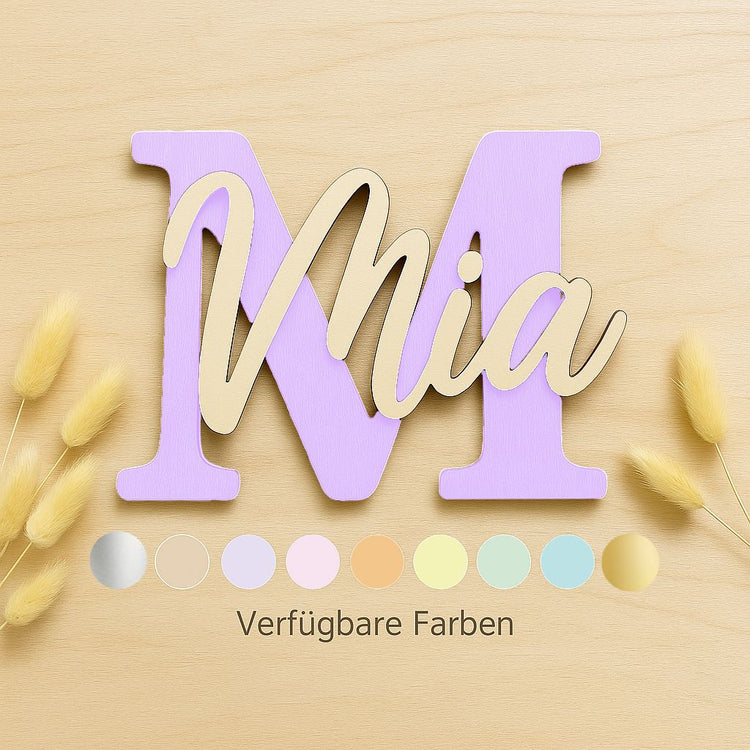Personalisiertes Türschild aus Holz mit Name Mia in flieder, elegante Schreibschrift auf Buchstabe M.
